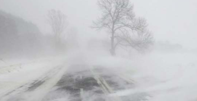 Зимата се завръща: Преспи и поледици сковава тези места