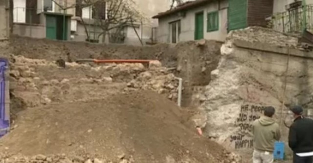 Мъж от Русе намери заровено голямо имане в двора си при изкопни работи и се хвана за главата