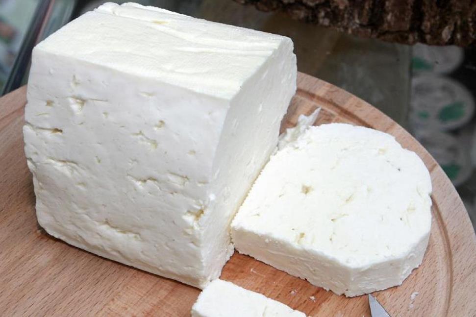 От 2 литра мляко правя 1 кг домашно сирене: без закваска и лимонтузу, яде се след 4 часа!
