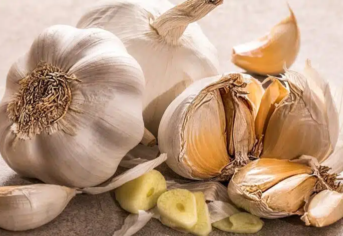 Подхрани чесъна с това през май: Ще расте като юмрук, листата ще са зелени до август