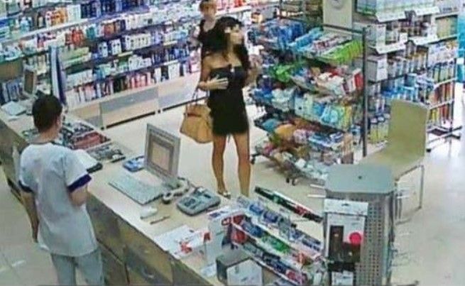 Тя влезна и изтърси нещо в аптеката, от което мога да се смея цял час: Има ли хапчета за