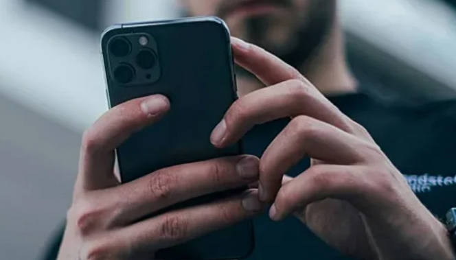 Мъж погледна в телефона на съпругата си и реши да се разведе след 10 г. брак