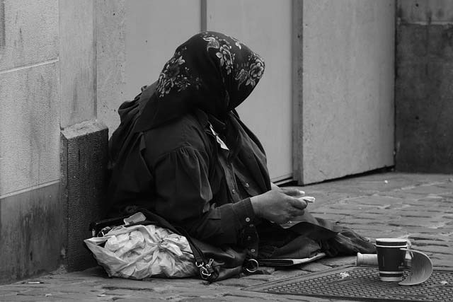 Дадох на просеща баба 50лв и я последвах тайно. Бях удивена от това, което направи тя