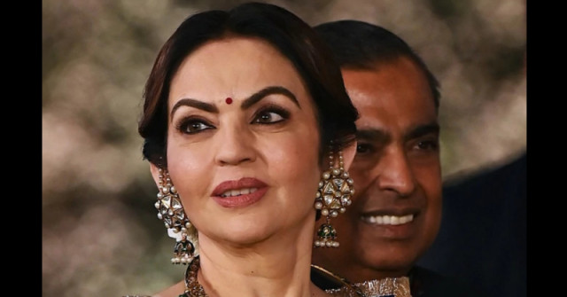 Най-богатата индийка живее в невероятен лукс: има 169 коли, дом с 600 души персонал и 25 000 златни чинии!