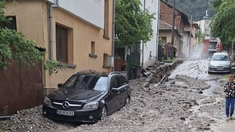 Мощна буря помете голям град: Земята се отвори и погълна коли