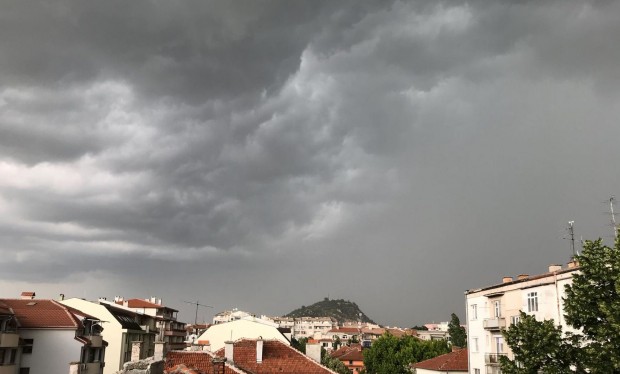 Става страшно до часове: Градушка и жълт код за тези 7 града