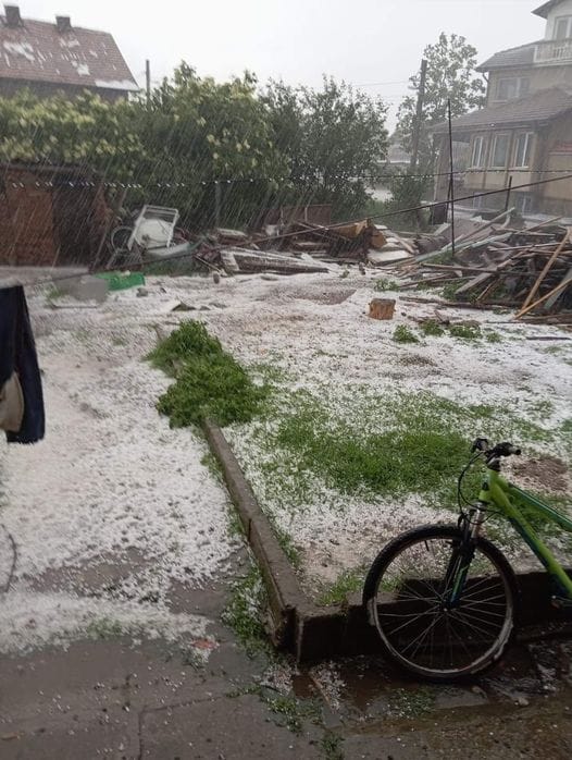 За минути всичко замина: Градушка удари това място в България, градушката се насочва към