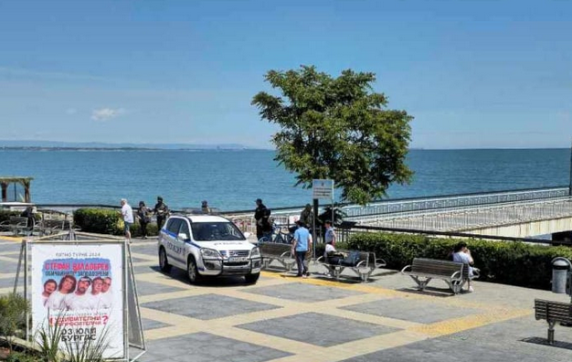 Писъци на Централния плаж в Бургас, почерня от полиция