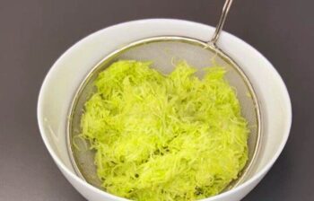 Уникално вкусни палачинки от тиквички с чеснов сос Уникално вкусни палачинки от тиквички с чеснов сос