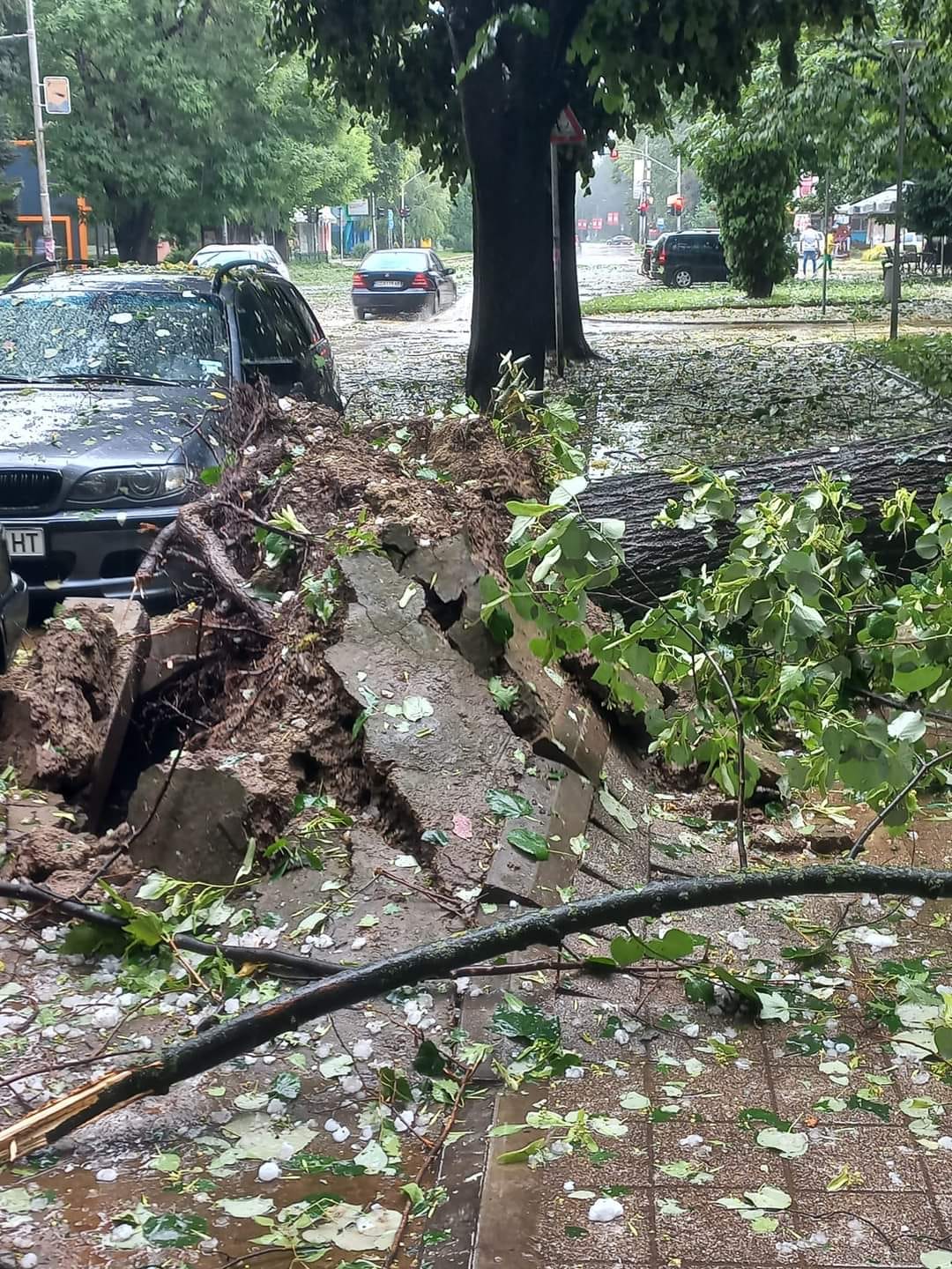 Извънредно! Много голяма буря помете този български град преди малко! /СНИМКИ