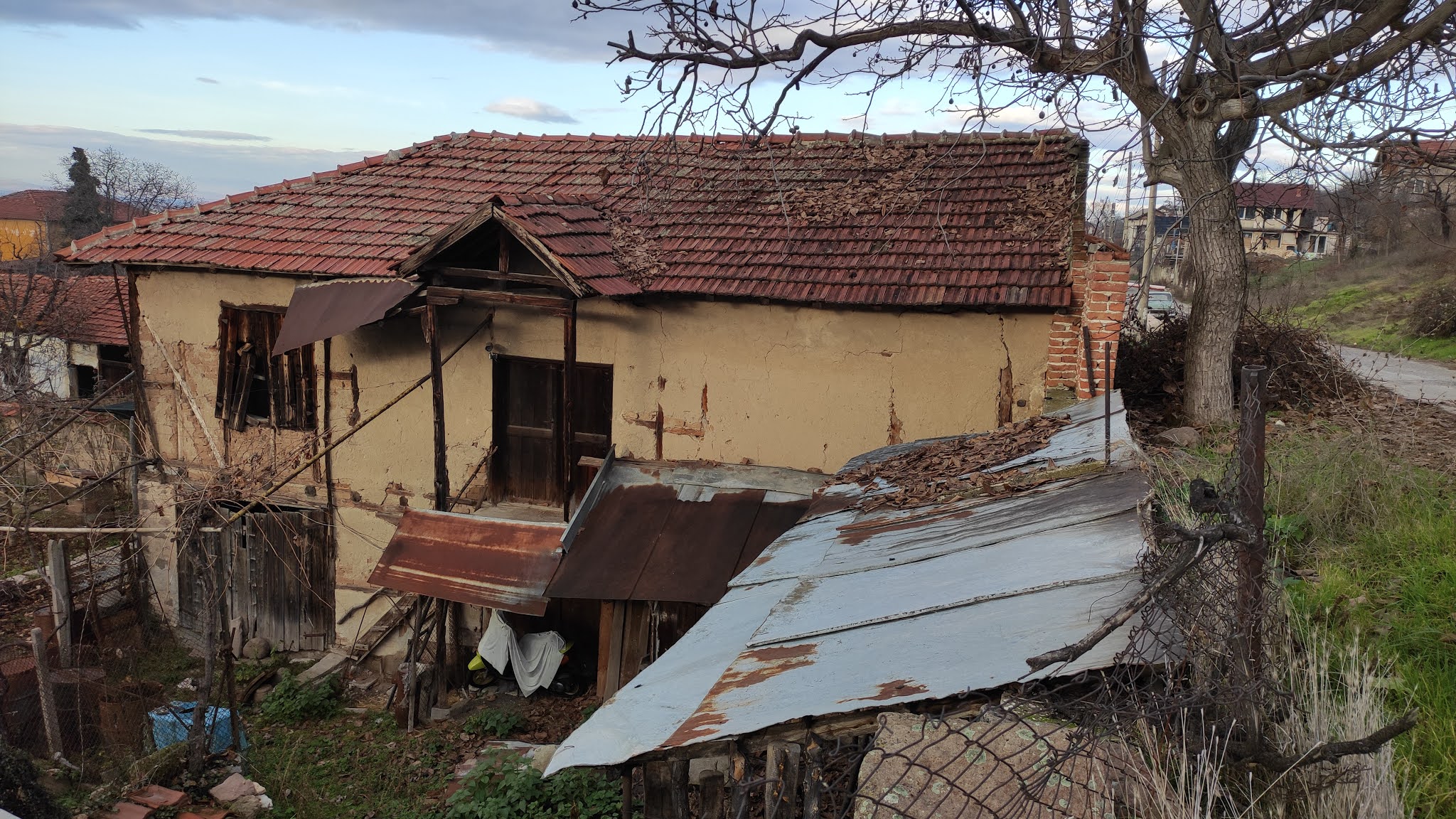 Двама млади родители не намериха средства за купуване на апартамент и решиха да превърнат изоставена къща в своя дом на мечтите /СНИМКИ