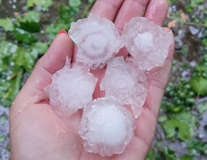 Започна се! Гръмотевична буря и градушка удариха тази част на страната, стихията се насочи към...