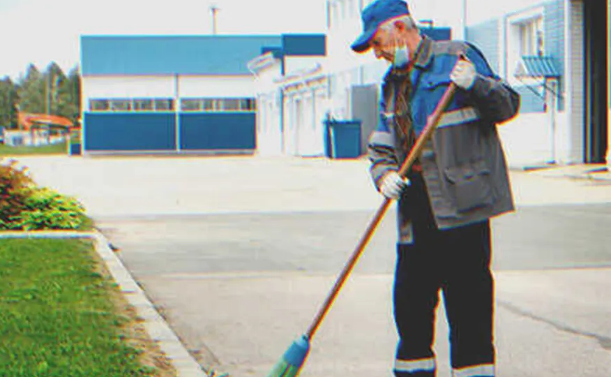 Мениджър уволнява чистачa, без да знае, че на следващия ден той ще бъде нейн шеф