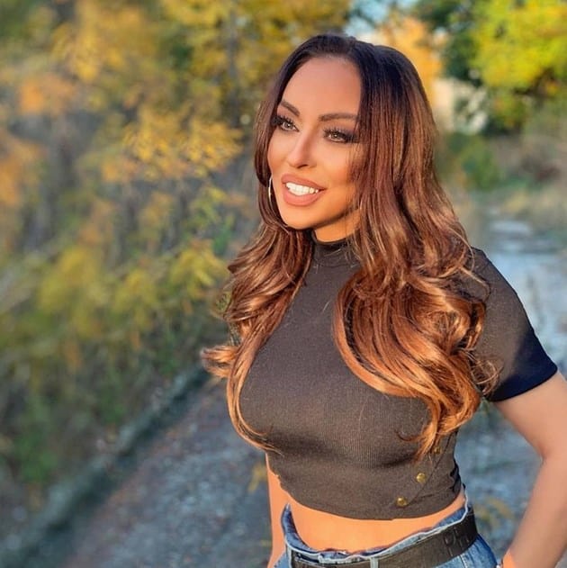 Вижте в какъв палат живее фолк-дивата Ивана! С размерите на прогимназия е (Снимки)