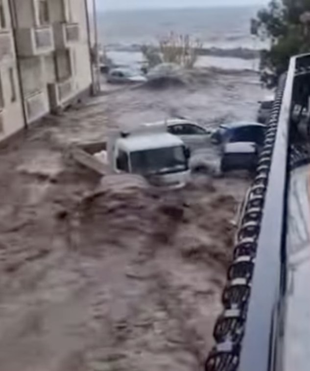 Апокалипс и в Италия: водата погълна цял голям град. Ще стигне ли циклона до България? Виж СНИМКИ и ВИДЕО