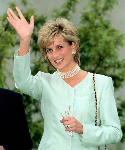 Снимки показват какво зловещо нещо е направила принцеса Даяна дни преди смъртта си