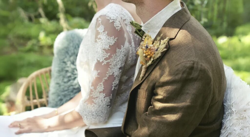 Работейки като сервитьорка на сватба, замръзнах, когато видях собствения си съпруг, облечен като младоженеца — История на деня