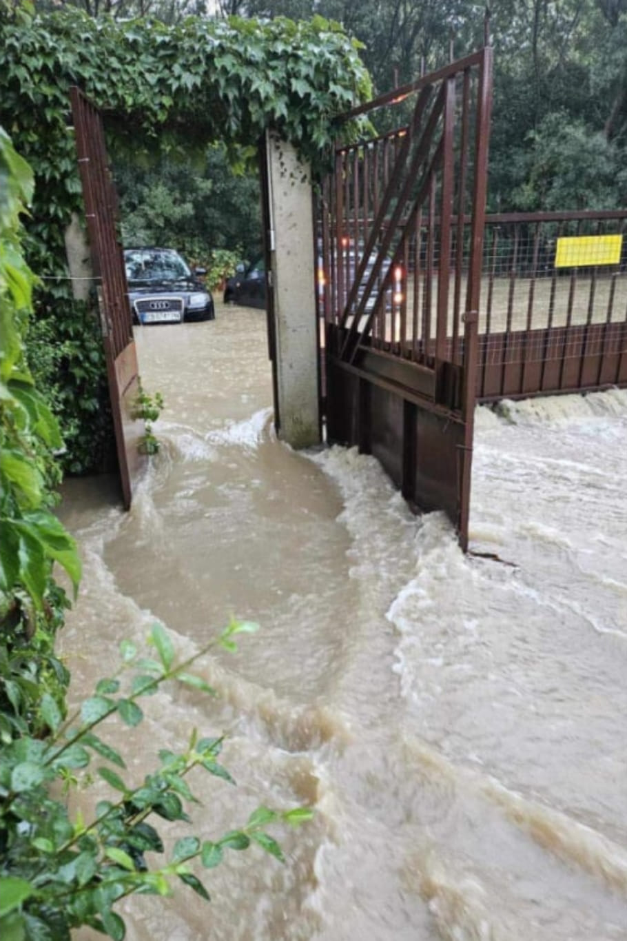 Извънредно: Страшна буря порази току що, улиците се превърнаха в реки