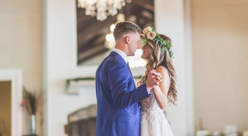 Работейки като сервитьорка на сватба, замръзнах, когато видях собствения си съпруг, облечен като младоженеца — История на деня