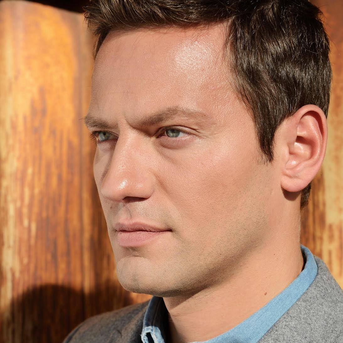 Орлин Павлов показа малката си дъщеричка – вижте красивата майка и крехката принцеса. На кого прилича повече