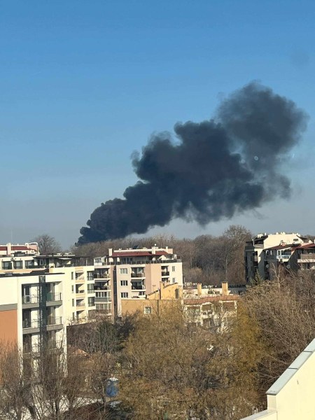 Извънредно! Голям пожар пламна в голям наш град, всички служби са вдигнати накрак