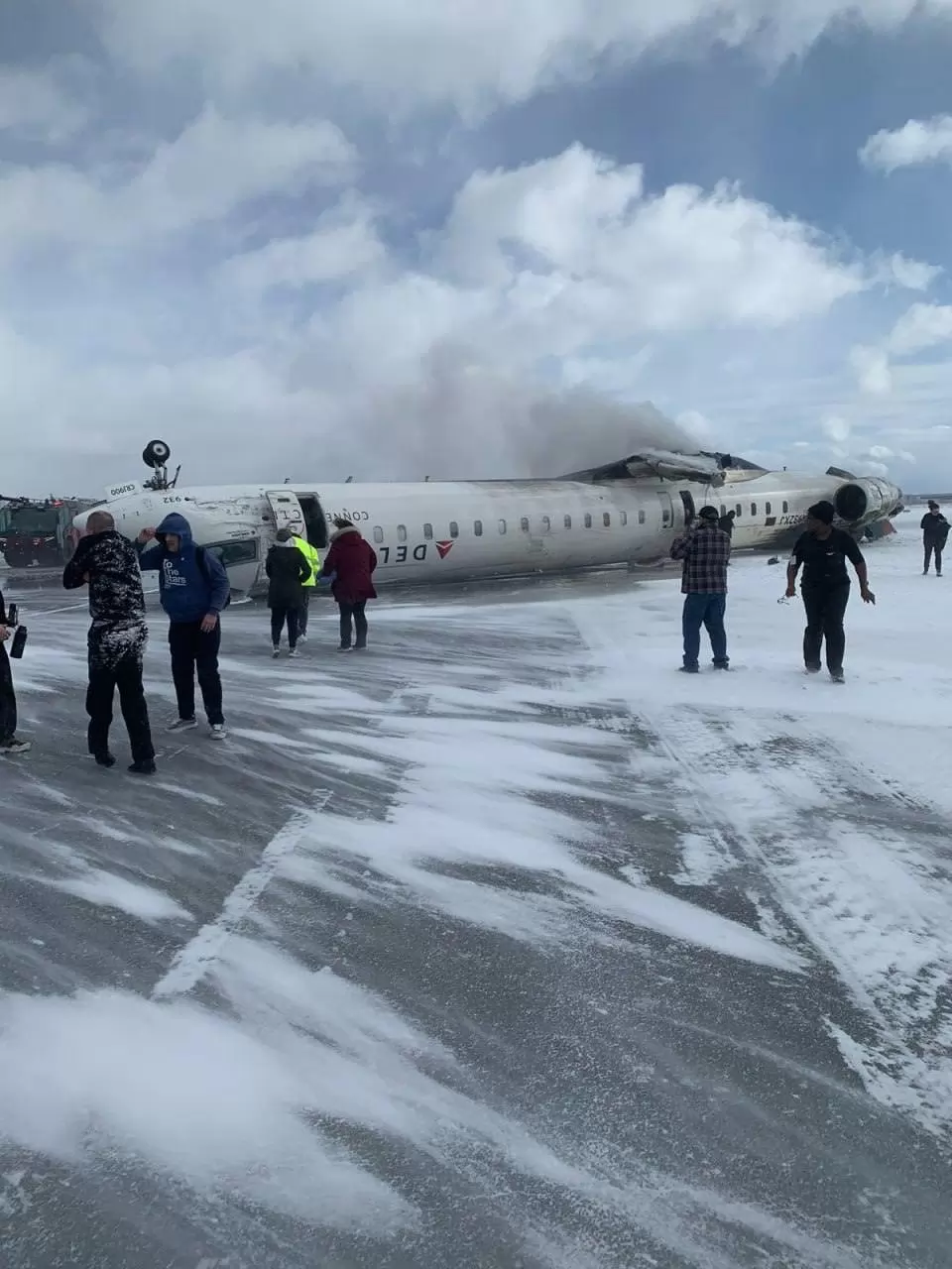 Самолет се преобърна при кацане, всички 80 души на борда са..