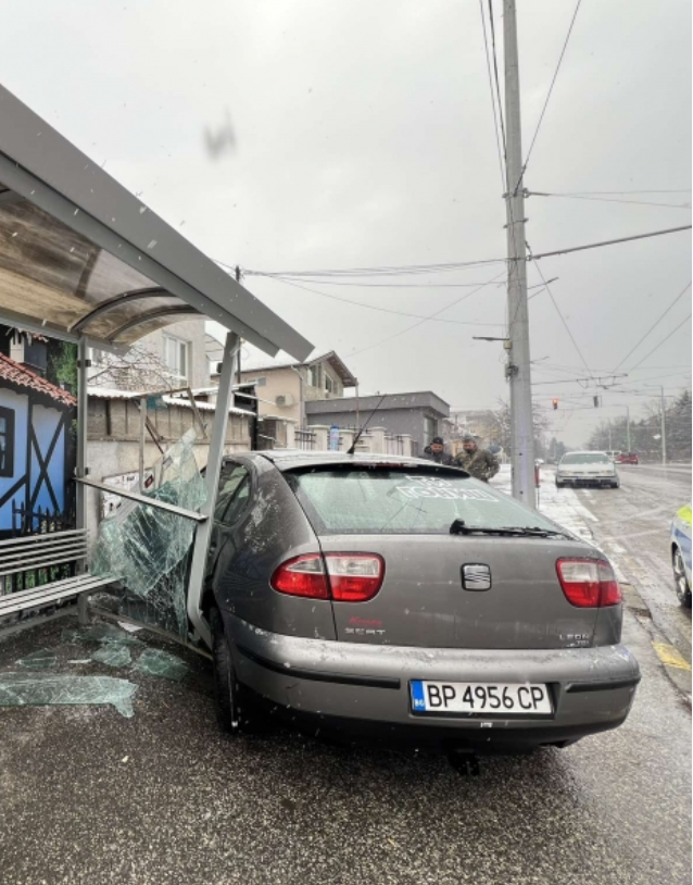 Извънредно! Кола се вряза в спирка, пълна с хора във Враца /снимки/