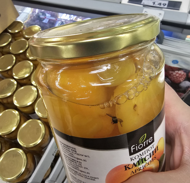 Пловдивчанин намери най-неочакваната добавка в буркана с компот от голяма верига