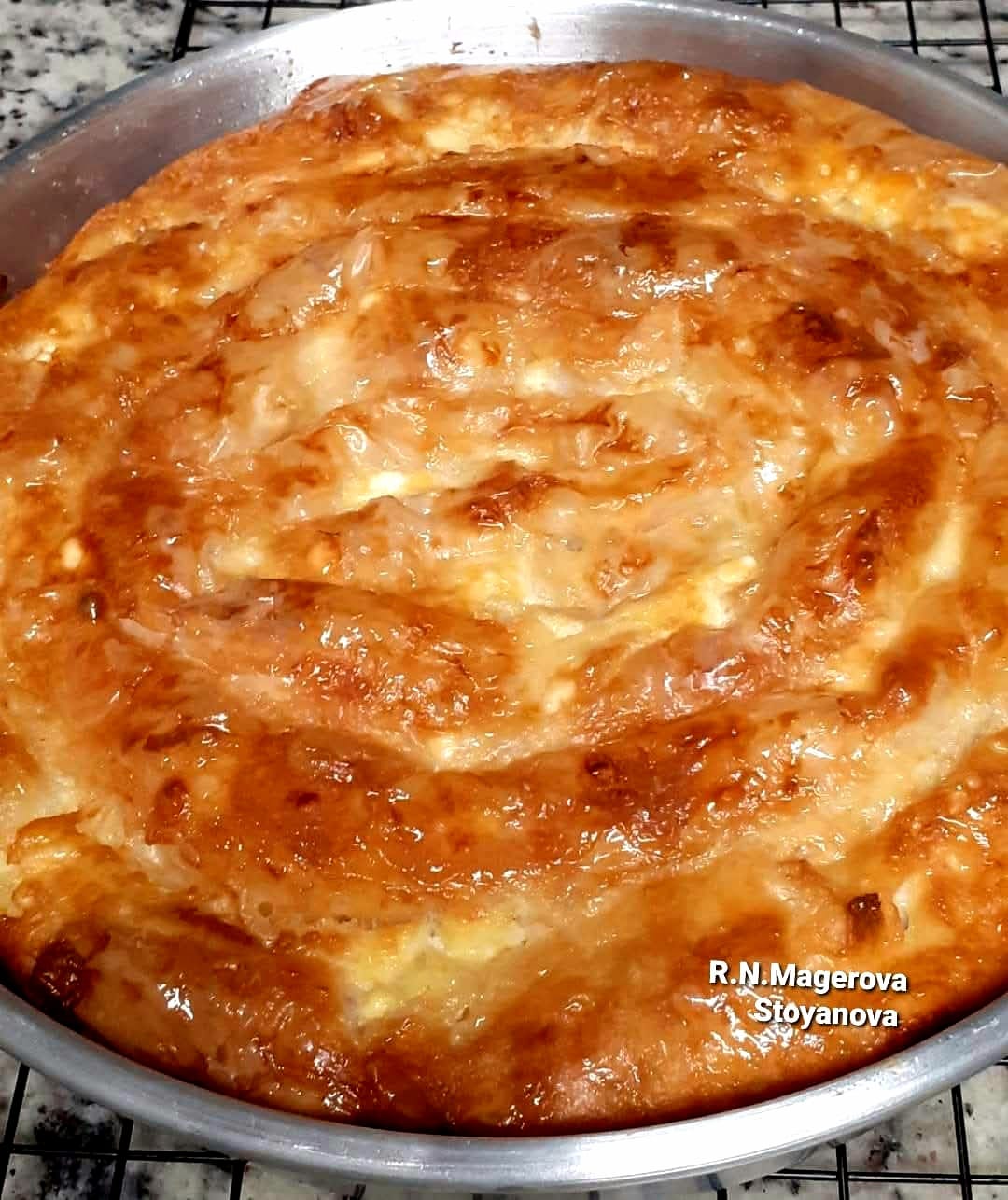 За тази баница се носят легенди сред родата – когото нагостя, доволен остава и още иска. Бърза, лесна, чудно пухкава: