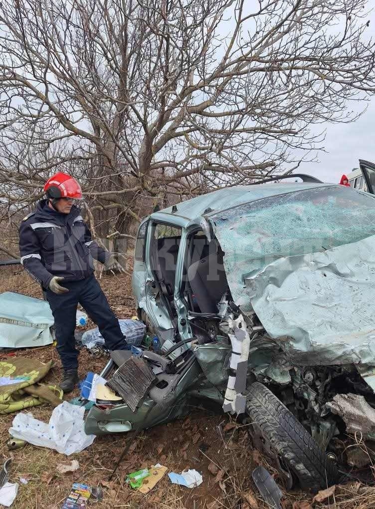 Трагедия на пътя! Жена загина при челен сблъсък между кола и бус в Монтанско