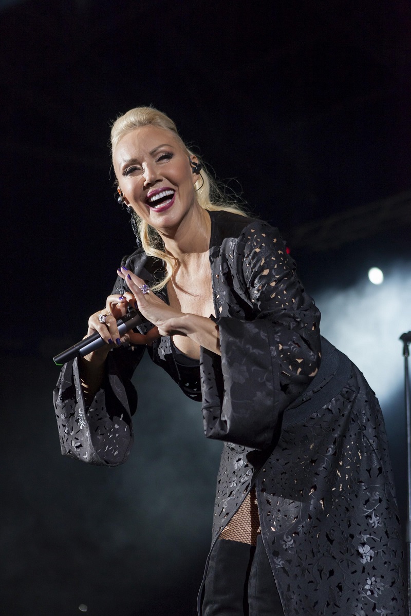 Лепа Брена: Жал ми е, синее