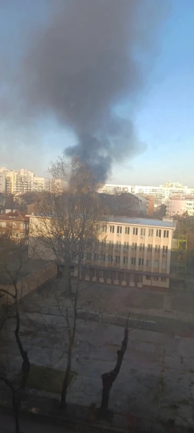 Извънредно: Гори къща в Пловдив, чуват се взривове