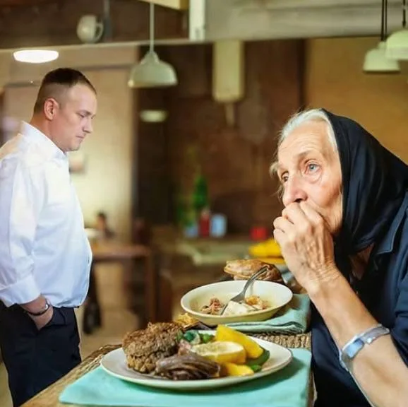 Собственикът на ресторанта нареди на бездомната възрастна жена да изяде хляба си и веднага да напусне! Но скоро той падна на колене пред нея и избухна в сълзи..