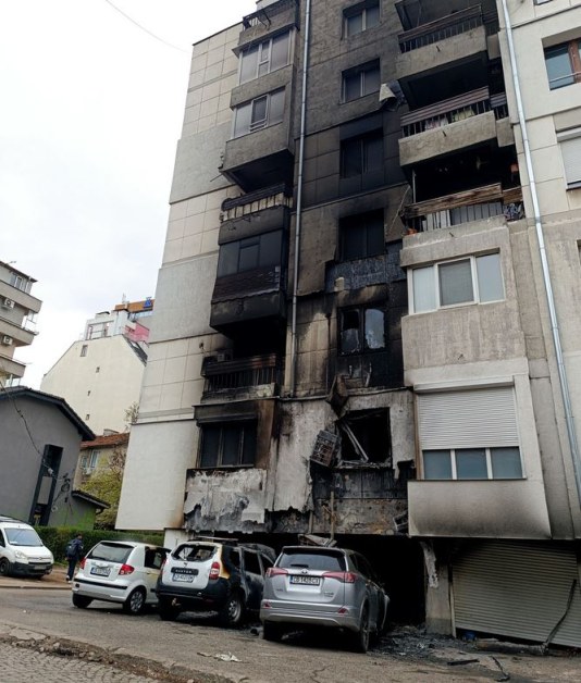 Избухна пожар в София! Щетите са сериозни СНИМКИ