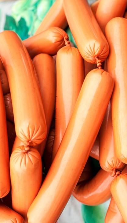 Възмутен и погнусен потребител предупреждава: Едва ли скоро ще си купите кренвирши след тези кадри