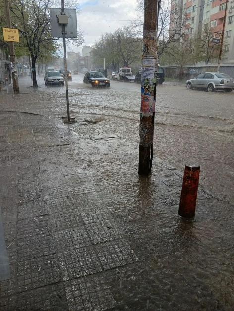 Бурята се разрасна: Помете този град в България, затвори пътища СНИМКИ