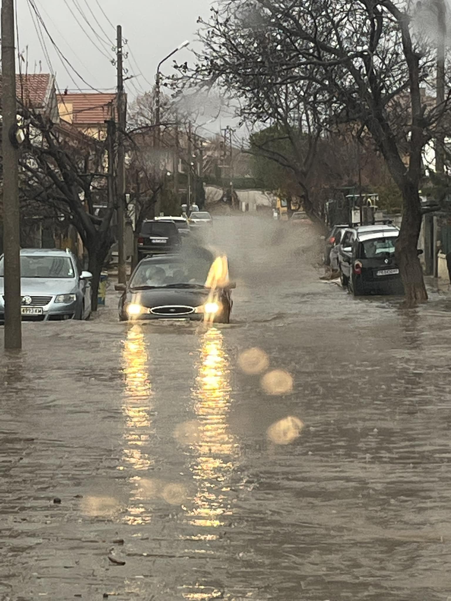 Колите са под вода в любим български град, бурята отива към.. / СНИМКИ и ВИДЕО