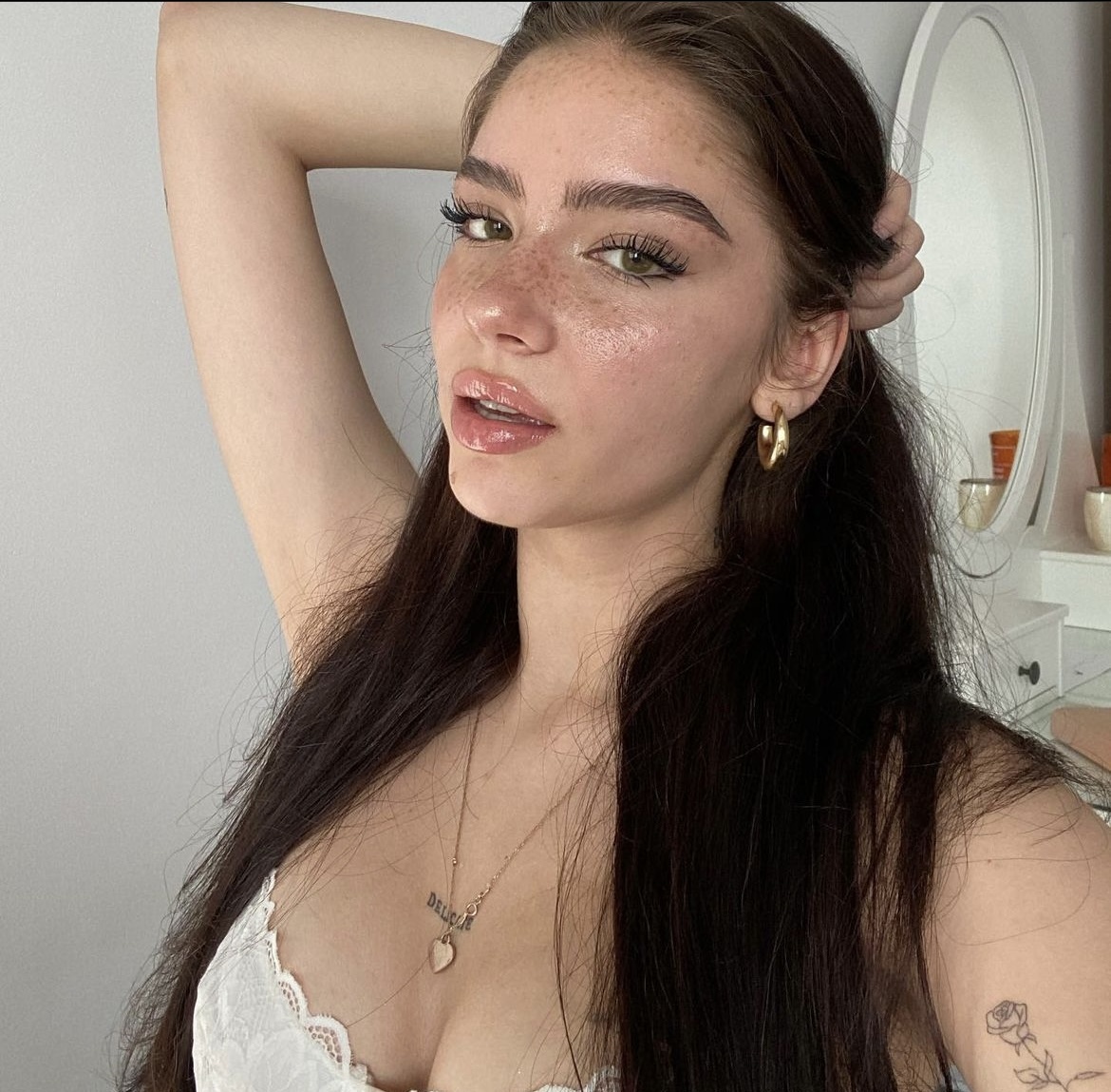 Всички мъже бягат от тази красавица-След като разберат какво работи