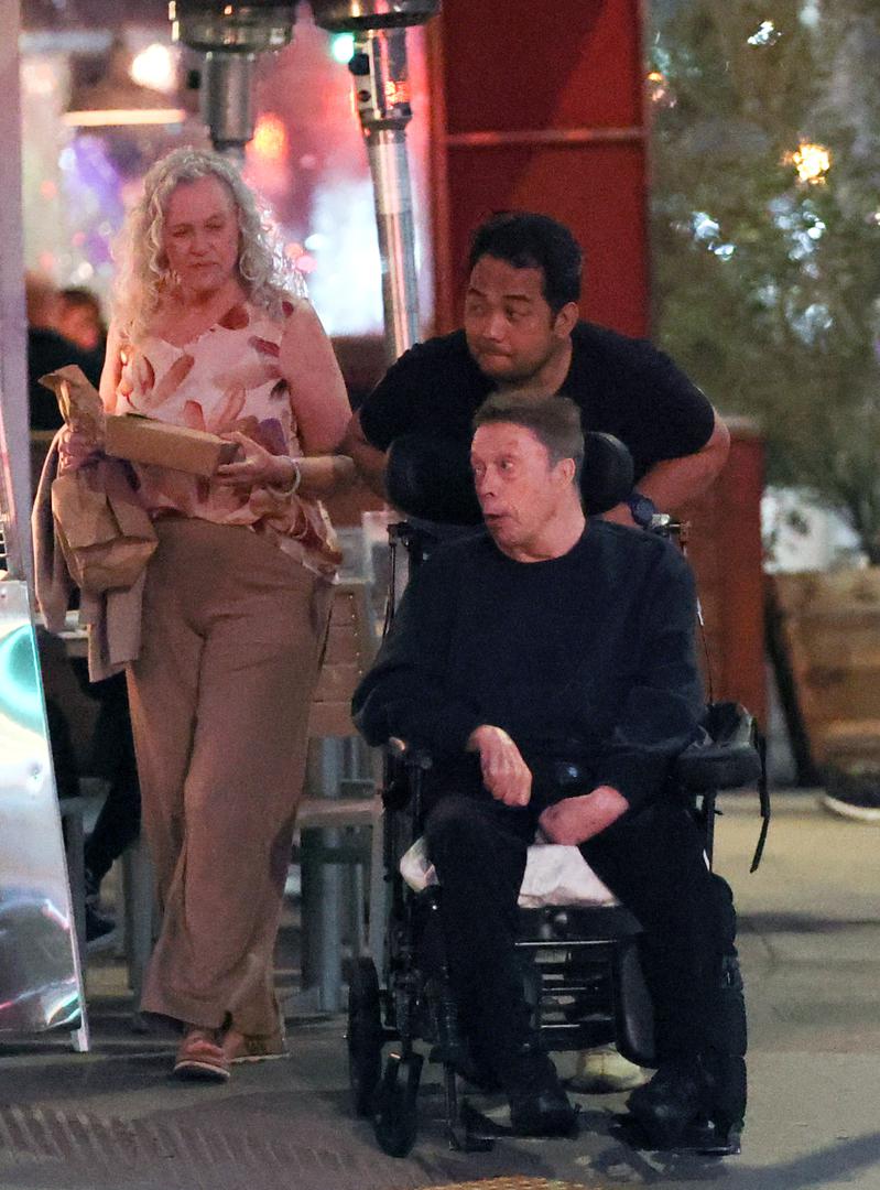 Феновете посърнаха: Никой не подозираше, че известният актьор е толкова зле – нови снимки го издадоха 9 Тим Къри инсулт