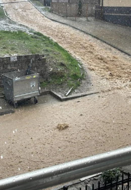 Извънредно: Страшна буря порази току що, улиците се превърнаха в реки