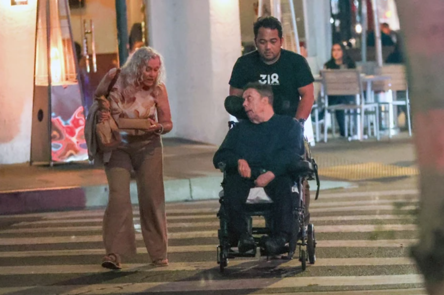 Феновете посърнаха: Никой не подозираше, че известният актьор е толкова зле – нови снимки го издадоха 10 Тим Къри инвалидна количка