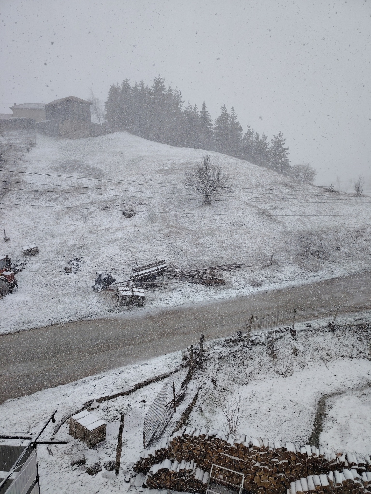 Ад: На това място в България вече има 1 метър сняг, под блокада е