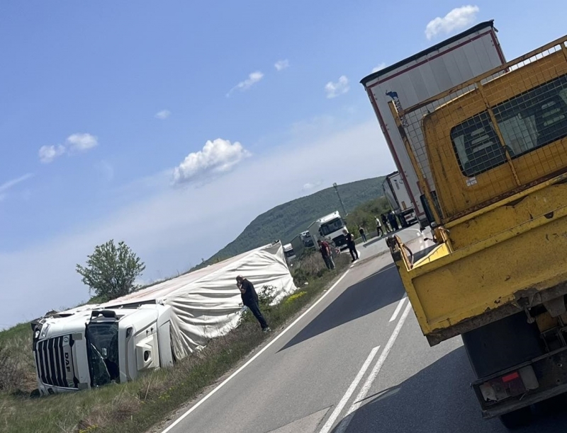 Зверска катастрофа между два ТИРА, пълно е с линейки