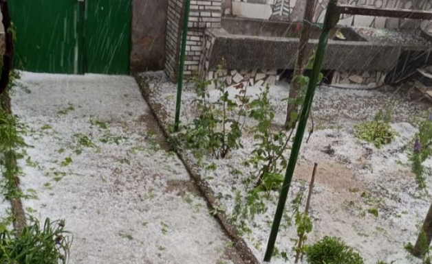 За минути всичко замина: Градушка удари това място в България, градушката се насочи към...