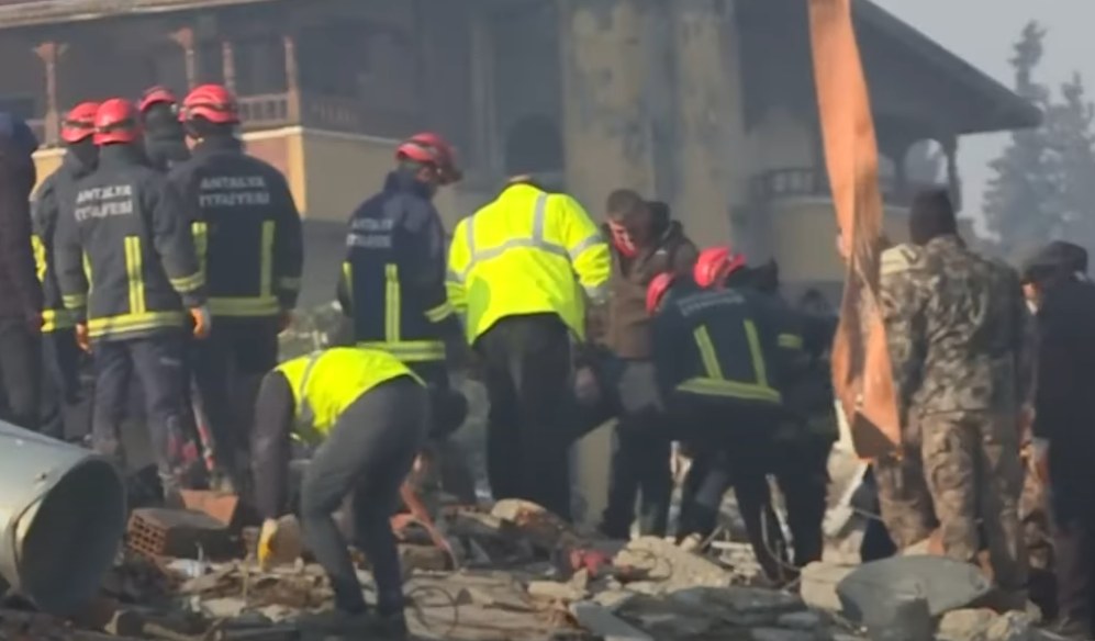 ПАНИКА: Хиляди на улицата – ужасяващи кадри от минути на хаос в Истанбул