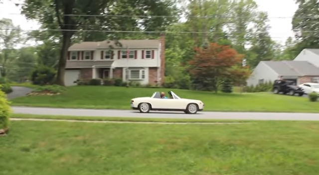 Нейният втори баща продаде колата си, за да плати сватбата, а години по-късно тя го изненада с ТОВА: 14 бяло Порше