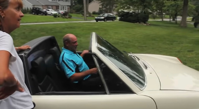 Нейният втори баща продаде колата си, за да плати сватбата, а години по-късно тя го изненада с ТОВА: 12 мъж с бяло Порше