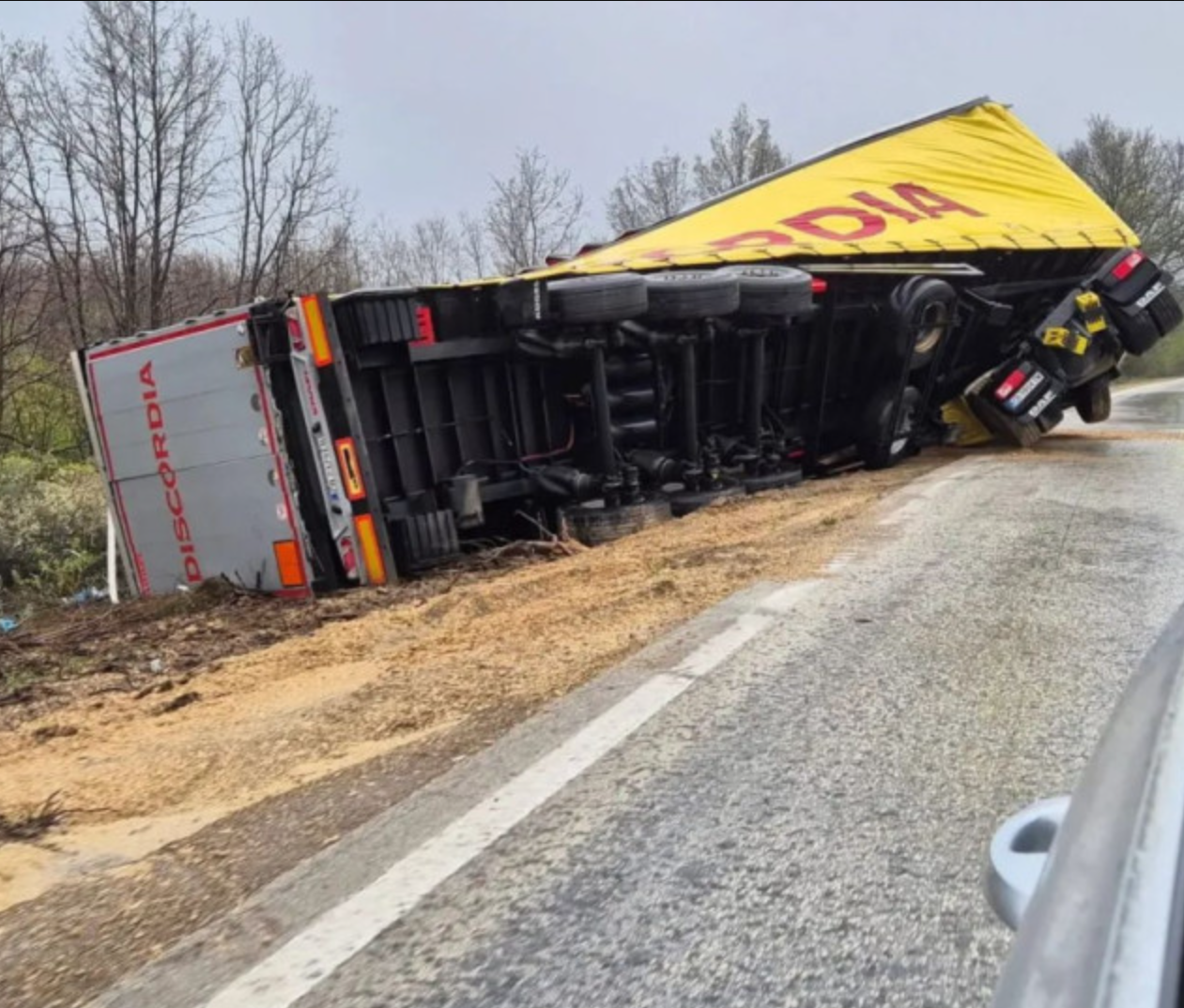 Зверска катастрофа с ТИР, пълно е с линейки