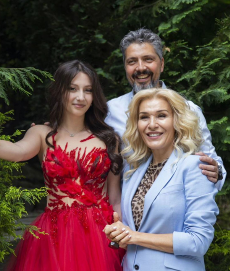 И Стефан на Гала изпрати абитуриентка! Вижте каква красавица е единствената му щерка Никол 10 original