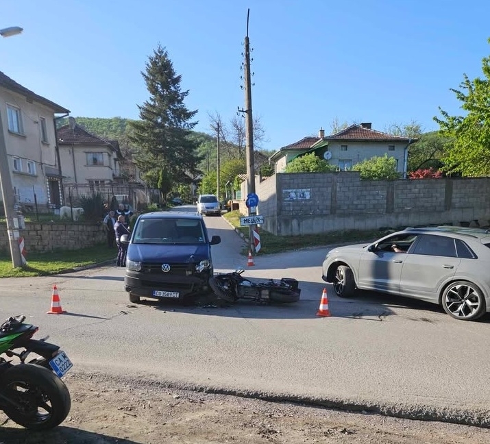 Нов кървав инцидент на Великден! Бус помете моторист във Врачанско /снимки/